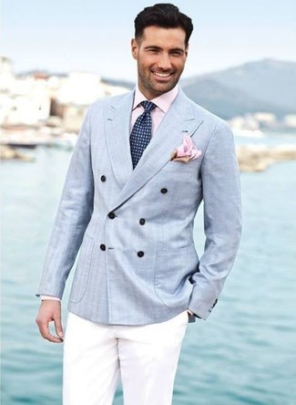Tenue: Blazer croisé bleu clair, Chemise de ville rose, Pantalon de costume blanc, Cravate géométrique bleu marine