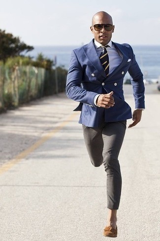 Comment porter une cravate à rayures verticales bleu marine: Pense à harmoniser un blazer croisé bleu avec une cravate à rayures verticales bleu marine pour un look pointu et élégant. Tu veux y aller doucement avec les chaussures? Fais d'une paire de mocassins à pampilles en daim marron ton choix de souliers pour la journée.