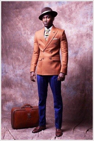 Tenue: Blazer croisé orange, Chemise de ville blanche, Pantalon de costume violet, Slippers en cuir marron