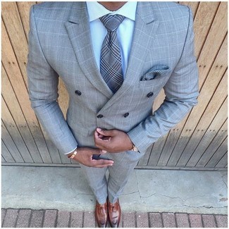 Comment porter une cravate écossaise grise: Pense à porter un blazer croisé à carreaux gris et une cravate écossaise grise pour dégager classe et sophistication. Termine ce look avec une paire de mocassins à pampilles en cuir marron.