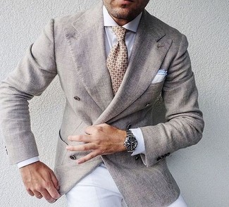 Comment porter une cravate marron clair quand il fait chaud: Pense à marier un blazer croisé beige avec une cravate marron clair pour un look pointu et élégant.