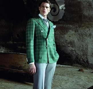 Comment porter un blazer croisé écossais vert foncé: Essaie d'associer un blazer croisé écossais vert foncé avec un pantalon de costume bleu clair pour un look pointu et élégant.