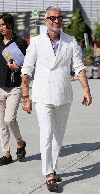 Comment porter un blazer blanc: L'association d'un blazer blanc et d'un pantalon de costume à rayures verticales blanc peut te démarquer de la foule. Une paire de mocassins à pampilles en cuir marron foncé est une option avisé pour complèter cette tenue.