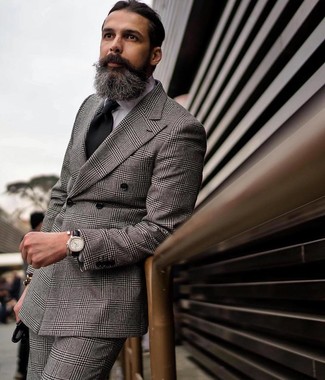 Comment porter un blazer croisé écossais gris foncé: Associe un blazer croisé écossais gris foncé avec un pantalon de costume écossais gris pour dégager classe et sophistication.