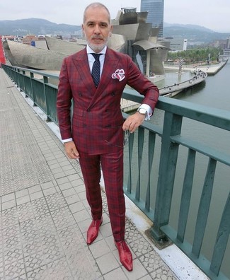 Comment porter un pantalon de costume rouge: Opte pour un blazer croisé écossais rouge avec un pantalon de costume rouge pour un look classique et élégant. Une paire de chaussures richelieu en cuir rouges est une option astucieux pour complèter cette tenue.