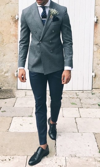 Comment porter une cravate á pois bleu marine: L'association d'un blazer croisé en laine gris et d'une cravate á pois bleu marine peut te démarquer de la foule. Pour les chaussures, fais un choix décontracté avec une paire de double monks en cuir noirs.