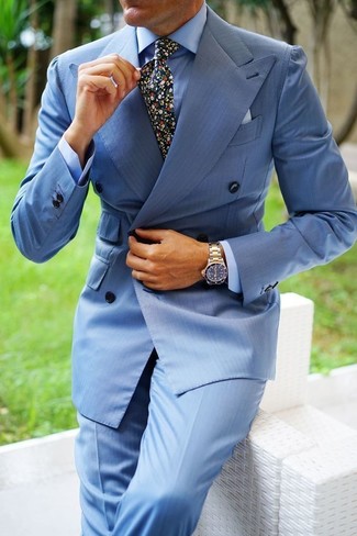 Tenue: Blazer croisé bleu clair, Chemise de ville bleu clair, Pantalon de costume bleu clair, Cravate à fleurs noire