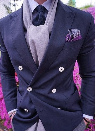 Comment porter une pochette de costume imprimée violette: Pense à opter pour un blazer croisé bleu marine et une pochette de costume imprimée violette pour obtenir un look relax mais stylé.