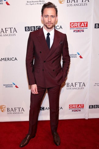 Tenue de Tom Hiddleston: Blazer croisé bordeaux, Chemise de ville blanche, Pantalon de costume bordeaux, Chaussures derby en cuir bordeaux
