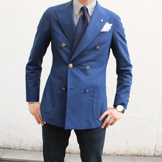 Comment porter un pantalon de costume écossais bleu marine: Opte pour un blazer croisé bleu avec un pantalon de costume écossais bleu marine pour une silhouette classique et raffinée.