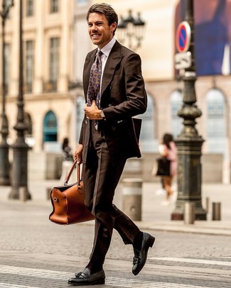 Comment porter un blazer marron avec un pantalon de costume marron: Essaie de marier un blazer marron avec un pantalon de costume marron pour dégager classe et sophistication. Une paire de mocassins à pampilles en cuir noirs est une option génial pour complèter cette tenue.