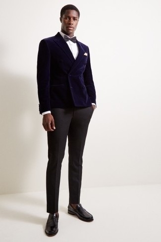Comment porter un nœud papillon gris pour un style elégantes à 30 ans: Pense à associer un blazer croisé en velours bleu marine avec un nœud papillon gris pour une tenue idéale le week-end. Une paire de slippers en cuir noirs est une façon simple d'améliorer ton look.