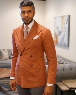 Comment porter un blazer doré: Harmonise un blazer doré avec un pantalon de costume marron pour un look classique et élégant.