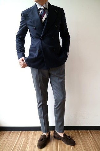 Comment porter une cravate multicolore: Harmonise un blazer croisé bleu marine avec une cravate multicolore pour dégager classe et sophistication. Pour les chaussures, fais un choix décontracté avec une paire de mocassins à pampilles en daim marron foncé.