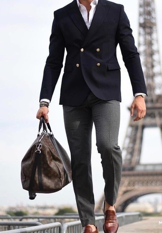 Comment porter des slippers en cuir marron: Pense à marier un blazer croisé bleu marine avec un pantalon de costume gris foncé pour une silhouette classique et raffinée. Si tu veux éviter un look trop formel, opte pour une paire de slippers en cuir marron.