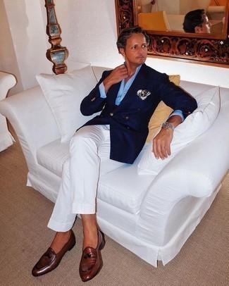 Comment porter un blazer croisé bleu marine après 40 ans: Essaie d'harmoniser un blazer croisé bleu marine avec un pantalon de costume blanc pour un look classique et élégant. Si tu veux éviter un look trop formel, termine ce look avec une paire de mocassins à pampilles en cuir marron.
