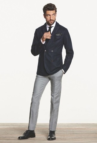Tenue: Blazer croisé bleu marine, Chemise de ville blanche, Pantalon de costume gris, Chaussures richelieu en cuir noires