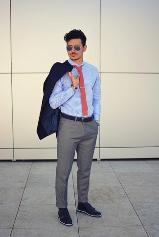 Comment porter une cravate rouge: Essaie d'associer un blazer croisé bleu marine avec une cravate rouge pour un look classique et élégant. Tu veux y aller doucement avec les chaussures? Choisis une paire de double monks en cuir bleu marine pour la journée.