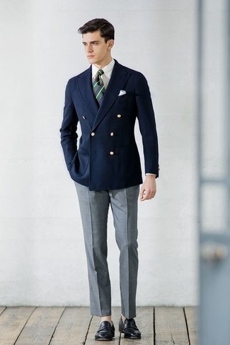 Comment porter un blazer croisé bleu pour un style elégantes: Pense à marier un blazer croisé bleu avec un pantalon de costume gris pour un look classique et élégant. Pourquoi ne pas ajouter une paire de slippers en cuir noirs à l'ensemble pour une allure plus décontractée?