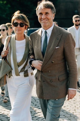 Un blazer à porter avec une chemise de ville blanc et bleu marine après 50 ans: Harmonise un blazer avec une chemise de ville blanc et bleu marine pour un look pointu et élégant.