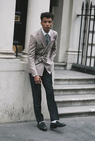 Comment porter une cravate vert foncé pour un style elégantes à 20 ans: Associe un blazer croisé gris avec une cravate vert foncé pour un look pointu et élégant. D'une humeur audacieuse? Complète ta tenue avec une paire de slippers en cuir vert foncé.
