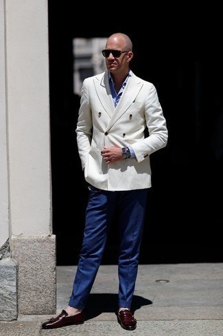Comment porter un blazer croisé blanc: Choisis un blazer croisé blanc et un pantalon de costume bleu marine pour un look pointu et élégant. Jouez la carte décontractée pour les chaussures et opte pour une paire de slippers en cuir à franges bordeaux.