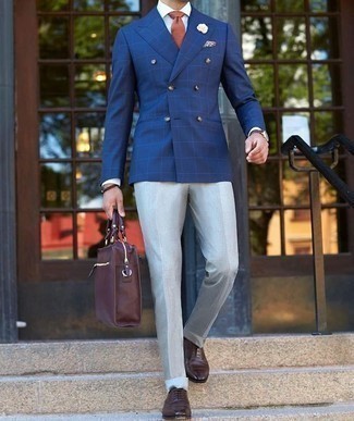 Comment porter une cravate tabac: Harmonise un blazer croisé à carreaux bleu avec une cravate tabac pour un look classique et élégant. Une paire de chaussures richelieu en cuir marron foncé est une option avisé pour complèter cette tenue.