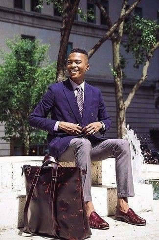 Comment porter une cravate en soie violette: Pense à porter un blazer croisé violet et une cravate en soie violette pour un look pointu et élégant. D'une humeur audacieuse? Complète ta tenue avec une paire de slippers en cuir bordeaux.