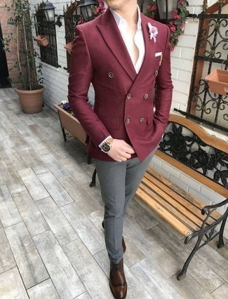 Comment porter un blazer rouge: Essaie de marier un blazer rouge avec un pantalon de costume gris pour dégager classe et sophistication. Une paire de chaussures brogues en cuir marron apportera un joli contraste avec le reste du look.