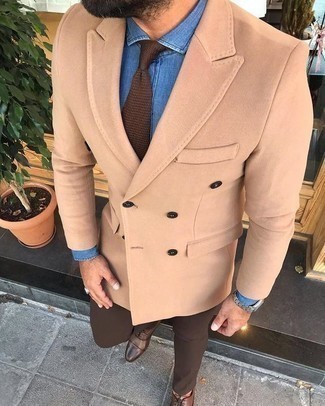 Comment porter une cravate en tricot marron: Associe un blazer croisé en laine marron clair avec une cravate en tricot marron pour un look classique et élégant. Une paire de chaussures richelieu en cuir marron est une option génial pour complèter cette tenue.