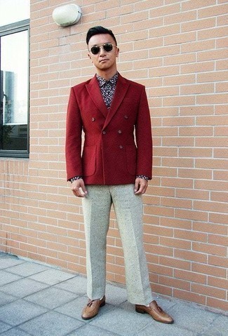 Comment porter un blazer rouge: Essaie d'associer un blazer rouge avec un pantalon de costume en laine gris pour un look pointu et élégant. Une paire de mocassins à pampilles en cuir marron est une option génial pour complèter cette tenue.