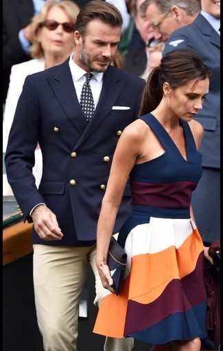 Tenue de David Beckham: Blazer croisé bleu marine, Chemise de ville blanche, Pantalon de costume beige, Cravate imprimée bleu marine