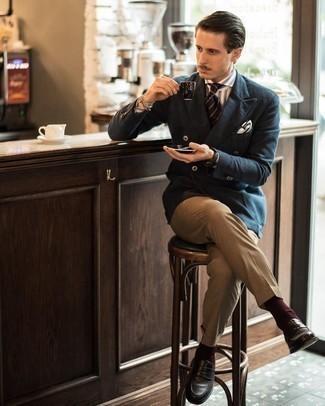 Des slippers à porter avec un pantalon de costume marron clair pour un style elégantes à 30 ans: Associe un blazer croisé bleu marine avec un pantalon de costume marron clair pour une silhouette classique et raffinée. Si tu veux éviter un look trop formel, choisis une paire de slippers.