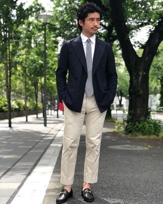 Comment porter une cravate blanc et bleu: Pense à opter pour un blazer croisé bleu marine et une cravate blanc et bleu pour dégager classe et sophistication. Si tu veux éviter un look trop formel, choisis une paire de slippers en cuir noirs.
