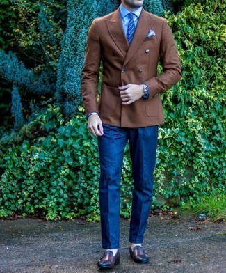Comment porter un blazer croisé marron: Opte pour un blazer croisé marron avec un pantalon de costume bleu marine pour un look classique et élégant. Si tu veux éviter un look trop formel, fais d'une paire de double monks en cuir bordeaux ton choix de souliers.