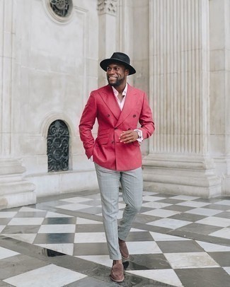 Comment porter un blazer rose: Associe un blazer rose avec un pantalon de costume écossais gris pour dégager classe et sophistication. Cette tenue est parfait avec une paire de slippers en daim marron.