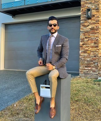 Comment porter une cravate grise: Harmonise un blazer croisé à carreaux gris avec une cravate grise pour un look pointu et élégant. Pourquoi ne pas ajouter une paire de mocassins à pampilles en cuir marron à l'ensemble pour une allure plus décontractée?