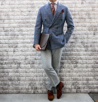 Comment porter un blazer écossais bleu marine et blanc: Essaie d'associer un blazer écossais bleu marine et blanc avec un pantalon de costume gris pour un look pointu et élégant. Une paire de chaussures derby en daim marron est une option génial pour complèter cette tenue.
