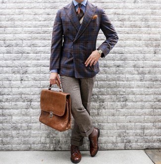 Comment porter un blazer en laine écossais bleu marine: Choisis un blazer en laine écossais bleu marine et un pantalon de costume en laine marron pour un look pointu et élégant. Cet ensemble est parfait avec une paire de chaussures derby en cuir marron.