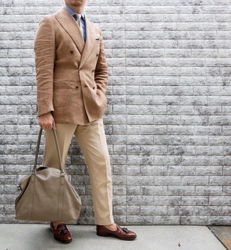 Comment porter une cravate imprimée cachemire beige à 30 ans: Pense à porter un blazer croisé marron clair et une cravate imprimée cachemire beige pour un look pointu et élégant. Pourquoi ne pas ajouter une paire de mocassins à pampilles en cuir marron à l'ensemble pour une allure plus décontractée?
