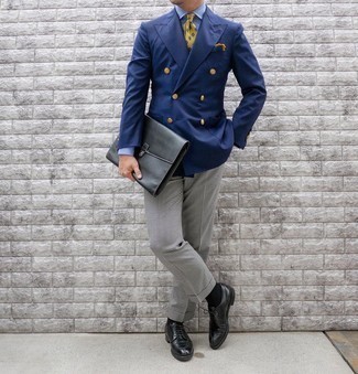 Comment porter une cravate jaune: Associe un blazer croisé bleu avec une cravate jaune pour dégager classe et sophistication. Une paire de chaussures derby en cuir noires apporte une touche de décontraction à l'ensemble.