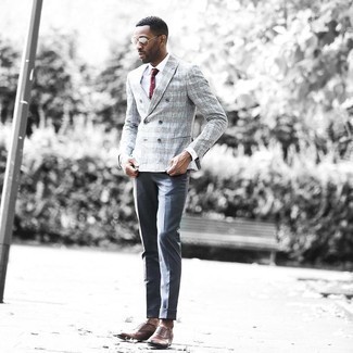 Comment porter une chemise de ville blanche avec un blazer croisé gris: Associer un blazer croisé gris et une chemise de ville blanche créera un look pointu et élégant. Une paire de chaussures richelieu en cuir marron est une option judicieux pour complèter cette tenue.