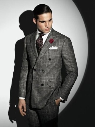 Comment porter un blazer croisé gris foncé: Pense à associer un blazer croisé gris foncé avec un pantalon de costume gris pour un look pointu et élégant.