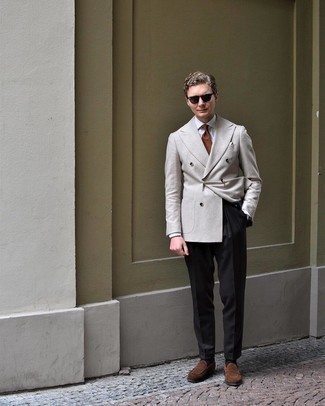 Comment porter un blazer gris pour un style elégantes quand il fait chaud à 30 ans: Pense à porter un blazer gris et un pantalon de costume noir pour dégager classe et sophistication. Assortis ce look avec une paire de slippers en daim marron.