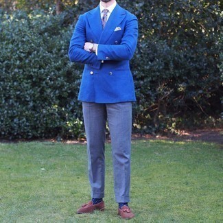 Comment porter une cravate imprimée bleue: Choisis un blazer croisé bleu et une cravate imprimée bleue pour une silhouette classique et raffinée. Une paire de mocassins à pampilles en daim marron apportera un joli contraste avec le reste du look.