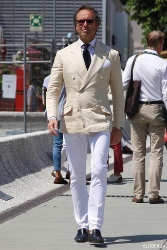 Comment porter un pantalon de costume blanc après 40 ans: Associe un blazer croisé beige avec un pantalon de costume blanc pour une silhouette classique et raffinée. Jouez la carte décontractée pour les chaussures et opte pour une paire de slippers en cuir bleu marine.