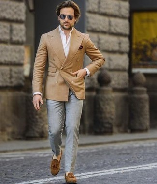 Comment porter un blazer beige avec des slippers en daim marron quand il fait chaud à 30 ans: Essaie d'associer un blazer beige avec un pantalon de costume gris pour une silhouette classique et raffinée. Cette tenue est parfait avec une paire de slippers en daim marron.