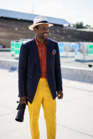 Tenue: Blazer croisé à rayures verticales bleu marine, Chemise de ville orange, Pantalon de costume moutarde, Chapeau en laine blanc