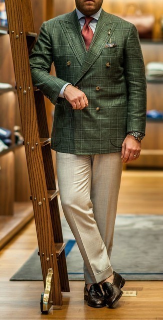 Comment porter un blazer croisé écossais vert foncé: Associe un blazer croisé écossais vert foncé avec un pantalon de costume beige pour une silhouette classique et raffinée. D'une humeur audacieuse? Complète ta tenue avec une paire de mocassins à pampilles en cuir marron foncé.