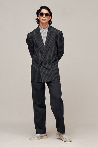 Tenue: Blazer croisé à rayures verticales noir, Chemise de ville grise, Pantalon de costume noir, Slippers en cuir gris